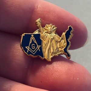 Vintage Freemason USA Statue of Liberty Enamel Goldtone & Blue Masonic Lapel Pin